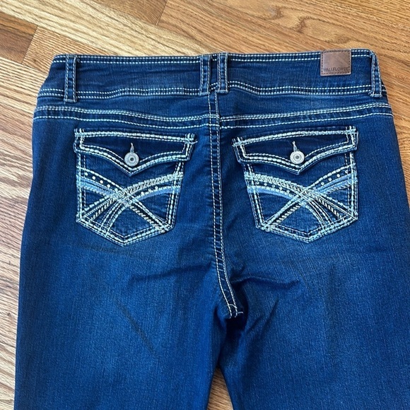 Wallflower The Lucious Curvy Fit Dark wash Cutoff Jeans Size 13 - Picture 5 of 7